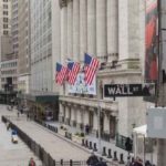 Diprediksi The Fed Tahan Suku Bunga, Wall Street Melesat